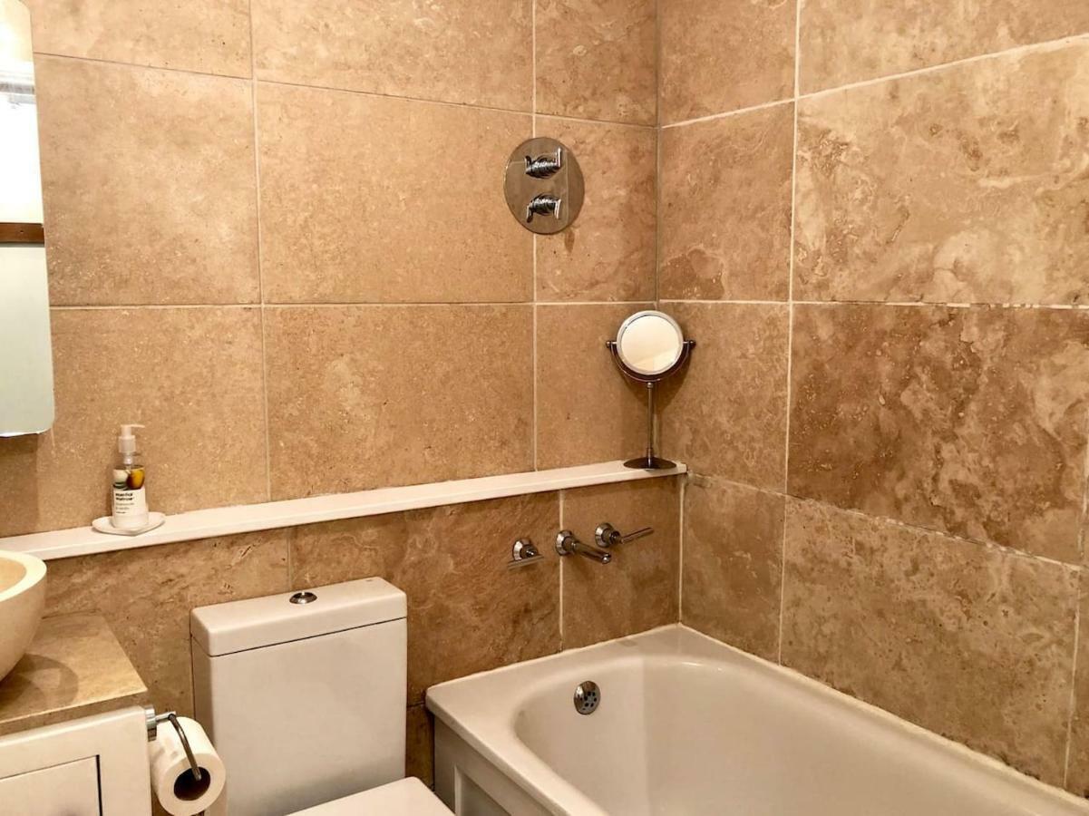 Lauras Townhouse Apartments Garrard'S Retreat Bath Exterior photo